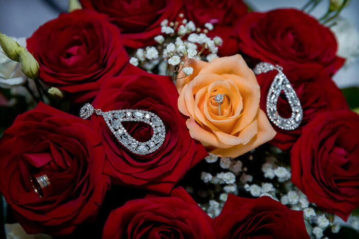 foto video nunta suceava pret, trandafiri rosii, flori albe, colorat, galben