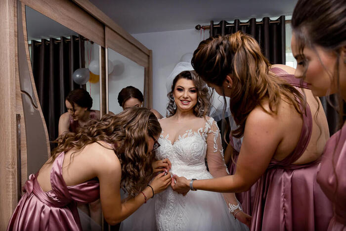 Fotograf Nunta Suceava · Fotografii de la imbracat mireasa