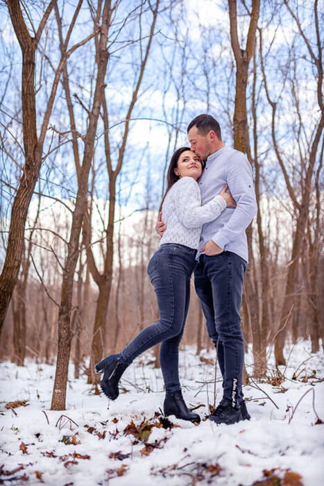 foto video nunta suceava pret, cer albastru, copaci, padure, blugi, bluze mov