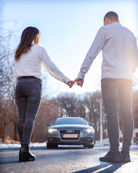 foto video nunta suceava pret, masina neagra, bluza alba, soare, cer