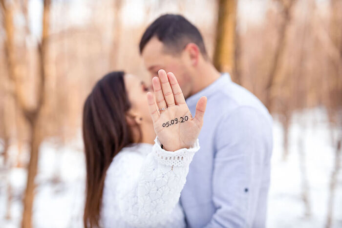 foto video nunta suceava pret, mana scrisa, data nuntii, inel logodna, iubiti